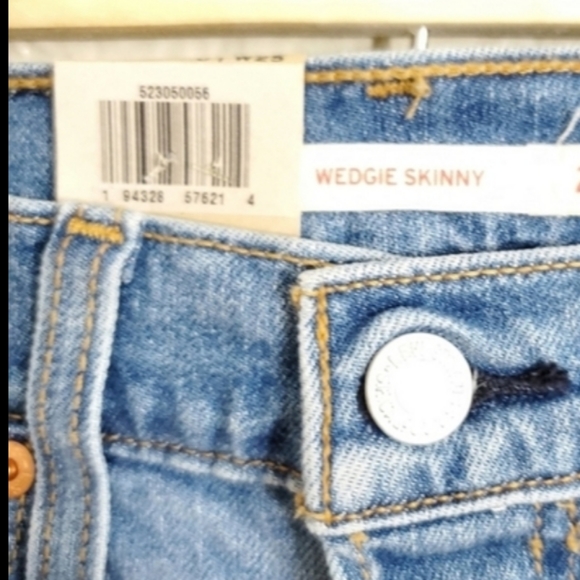 Levi's WEDGIE High Rise Skinny Jeans - Picture 5 of 5